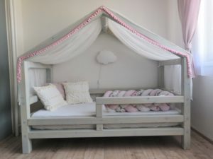 Domečková postel s vybavením